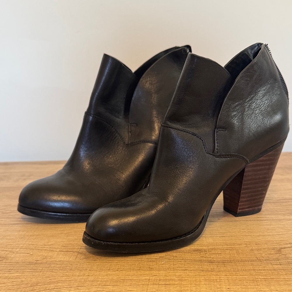 Gianni Bini Black Leather Ankle Boots